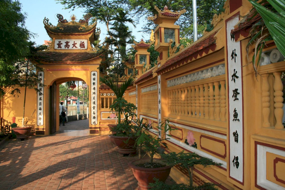 Khung cảnh chùa yên bình, rất thích hợp để cúng bái